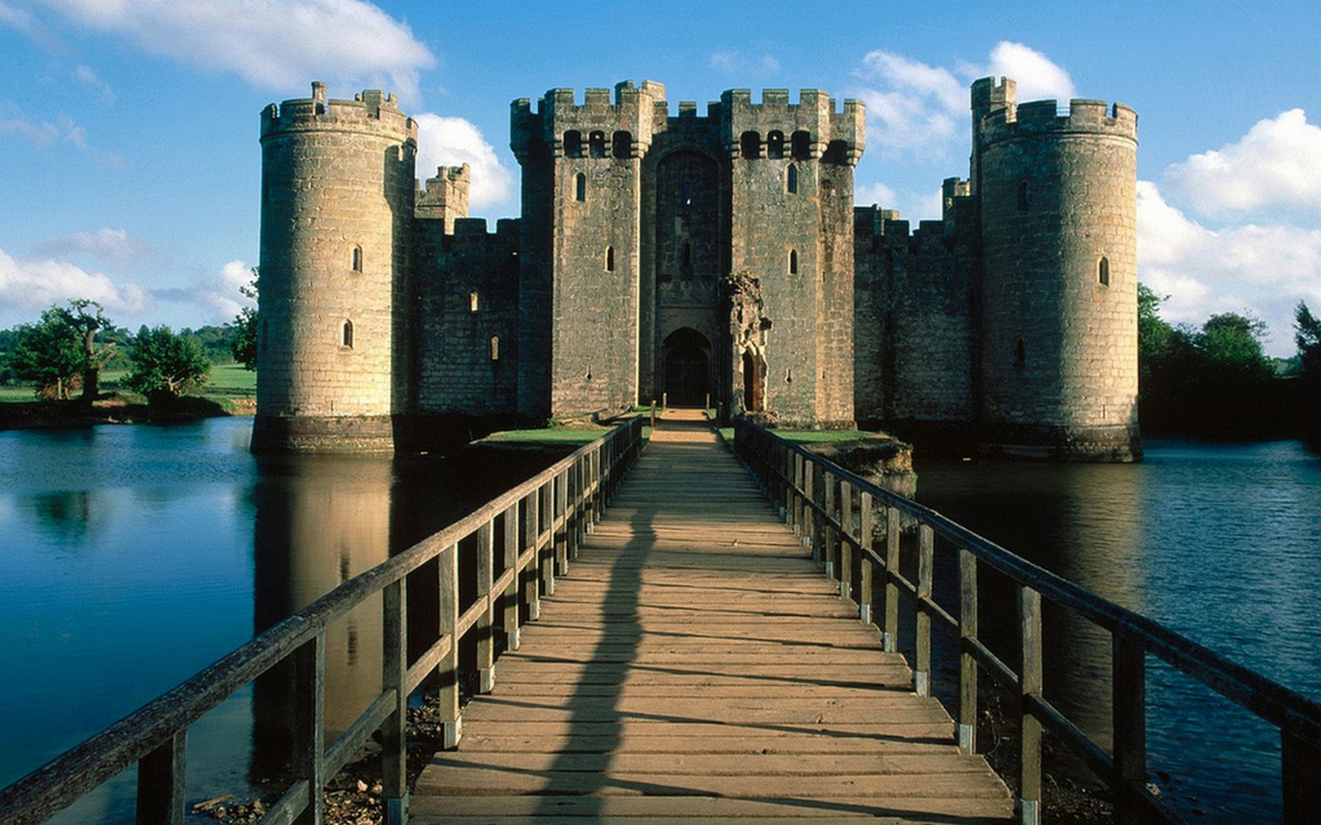 Самый хороший замок. Замок Бодиам. Замок Бодиам Англия на воде. Замок Бодиам Англия план. Средневековый замок Бодиам.