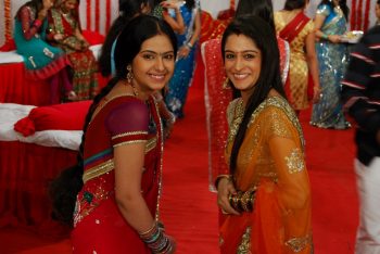 Simar and Roli Smile in Hindi TV Serial Sasuraal Simar Ka on Colors Channel Wallpapers